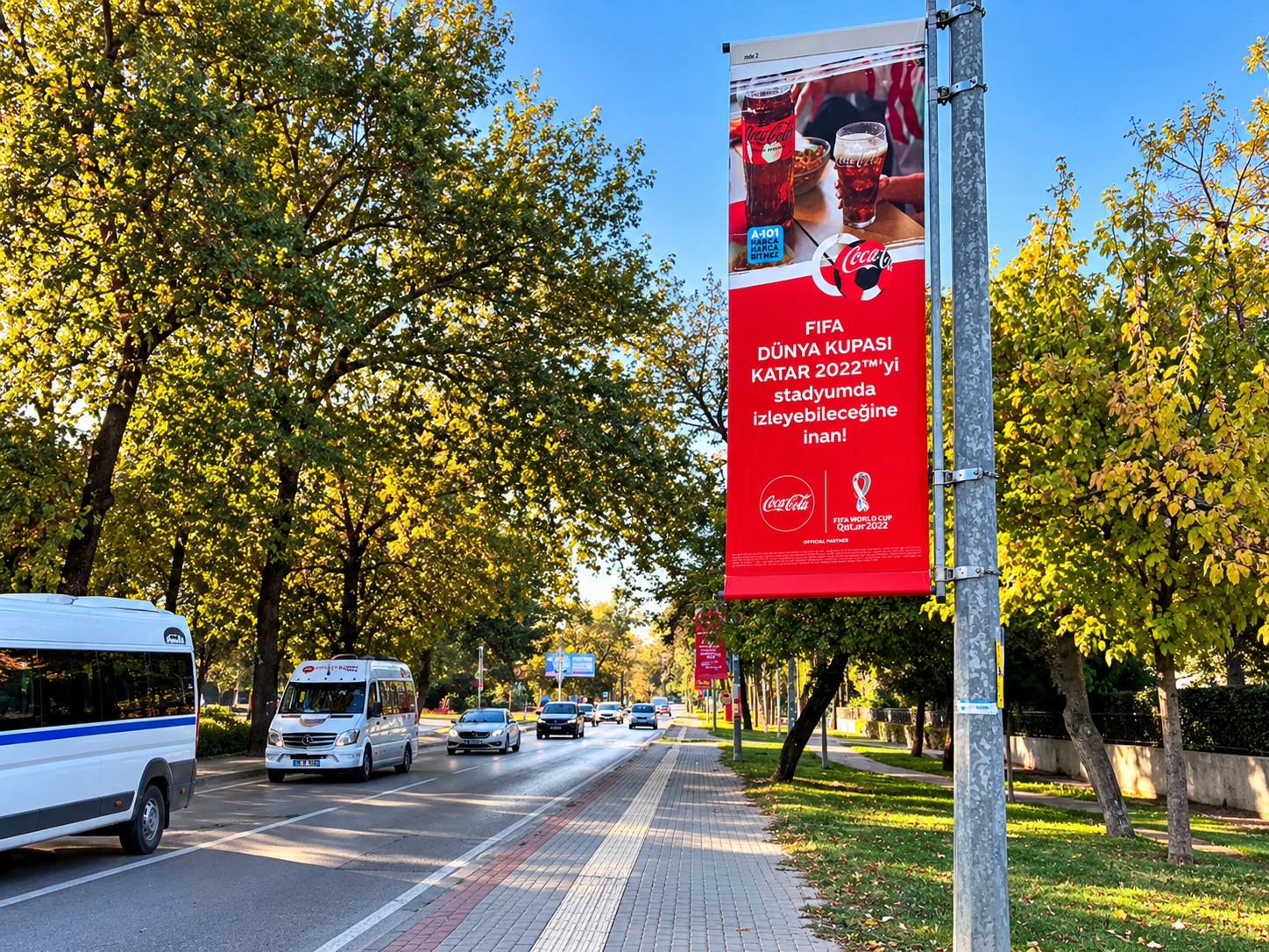 Balıkesir’de Coca-Cola reklamını gösteren direk reklam uygulaması