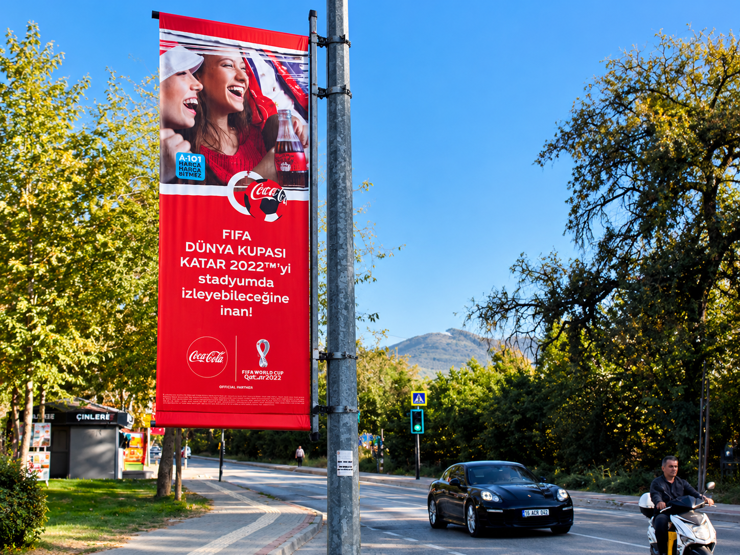 Yalova’da Coca-Cola kampanyasını gösteren direk reklam uygulaması