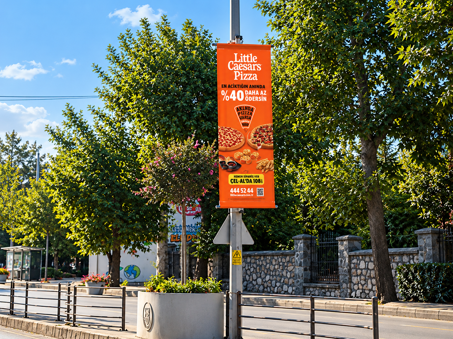 Yalova’da Little Caesars Pizza kampanyasını gösteren direk reklam uygulaması