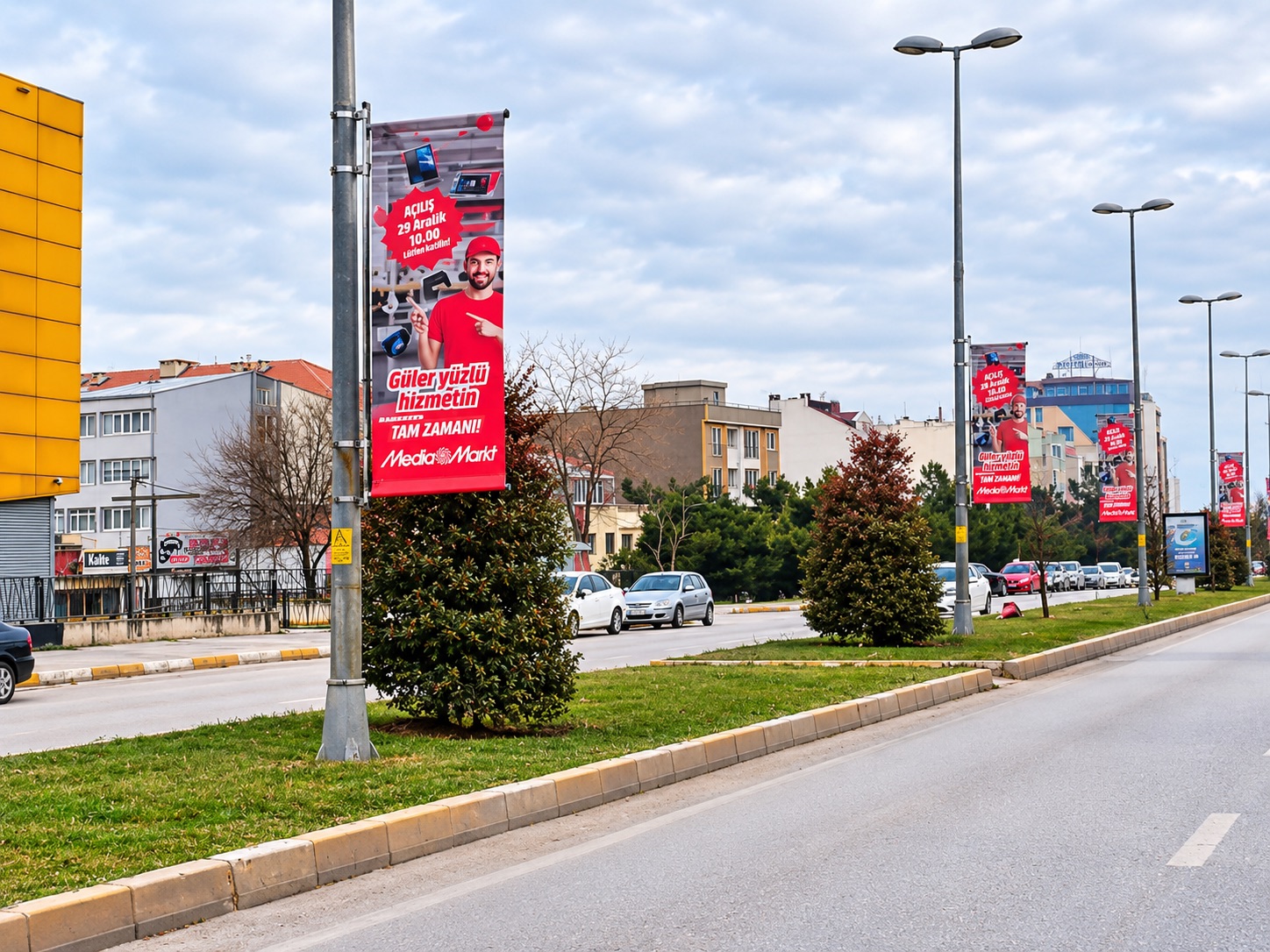 Balıkesir’de MediaMarkt reklamını gösteren çoklu direk reklam uygulaması