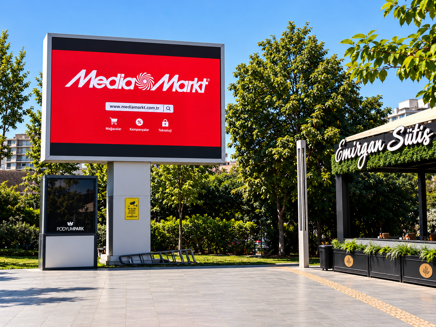 Bursa Podyum Park AVM’de MediaMarkt reklam içeriği gösteren dijital LED ekran