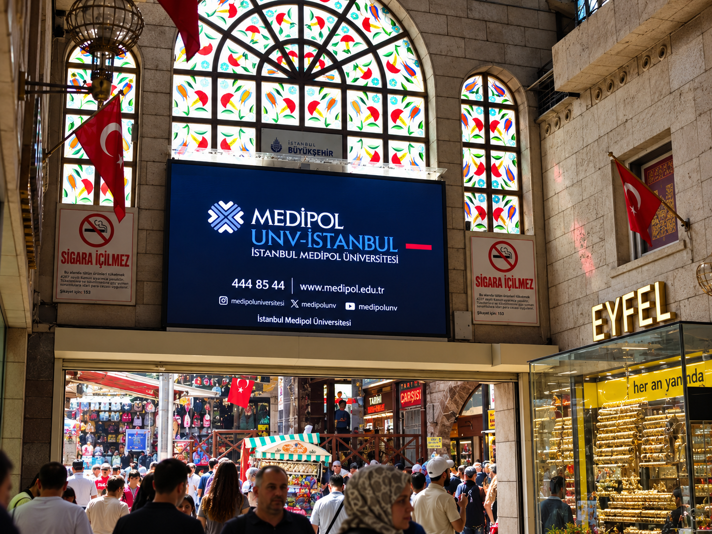 Bursa Kapalı Çarşı’da Medipol Üniversitesi reklam içeriği gösteren dijital LED ekran