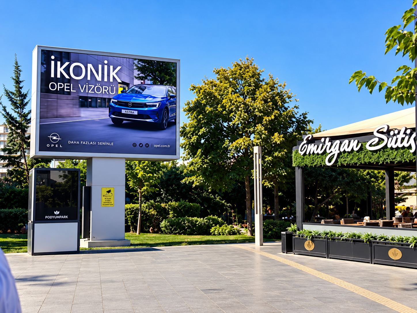 Bursa Podyum Park AVM’de Opel reklam içeriği gösteren dijital LED ekran