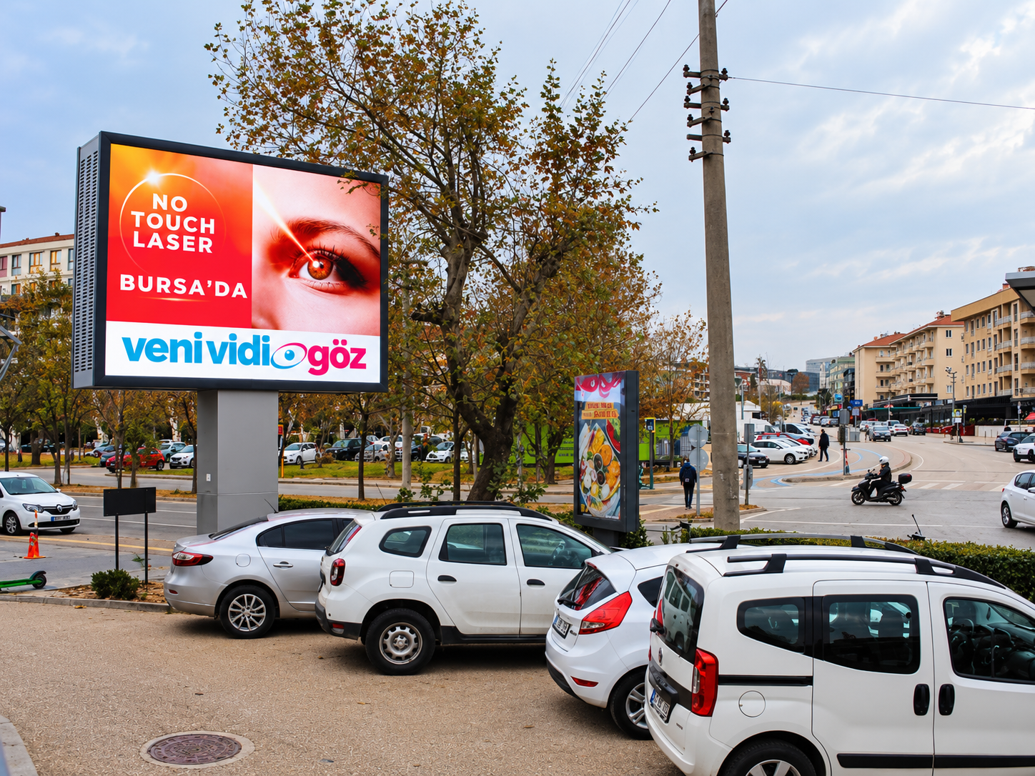 Bursa Trio AVM’de Veni Vidi Göz reklam içeriği gösteren dijital LED ekran